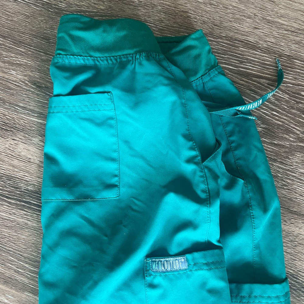 Med Couture Insight Women's 6-Pocket Cargo Jogger Scrub Pants